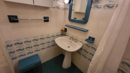 y baño con lavabo y espejo. en Appartamento Bagnaia, en Portoferraio