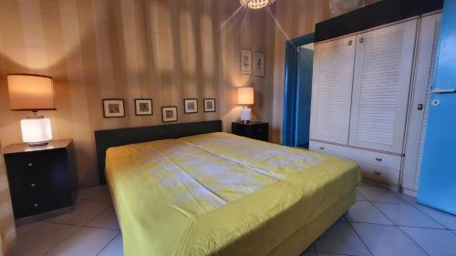 1 dormitorio con 1 cama grande y 2 lámparas en Appartamento Bagnaia, en Portoferraio