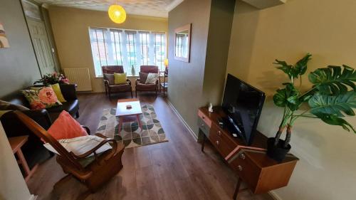 an overhead view of a living room with a tv at Woodstock by Spires Accommodation a uniquely Retro place to stay near Wolverhampton in Codsall