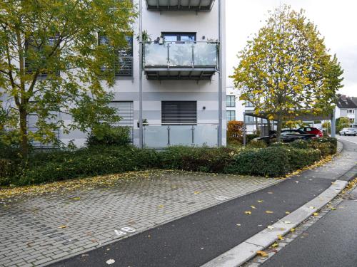 une rue vide devant un bâtiment dans l'établissement JAMA - Modern&Bright, Terrasse, Freies Parken, WLAN, Große Gruppen #1, à Wurtzbourg