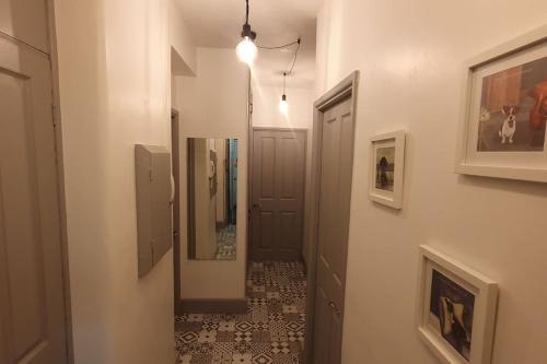 a hallway with two mirrors and a hallway with a hallwayngthngthngthngthngth at Charming flat near Shoreditch in London