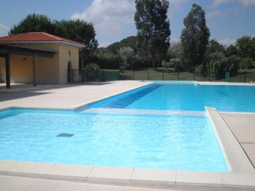 une grande piscine avec de l'eau bleue dans l'établissement Appartement 2P calme avec piscine, terrasse et parking - Fréjus - FR-1-226A-78, à Fréjus