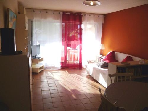 un soggiorno con letto e finestra di Appartement Cavalaire-sur-Mer, 2 pièces, 4 personnes - FR-1-226B-153 a Cavalaire-sur-Mer