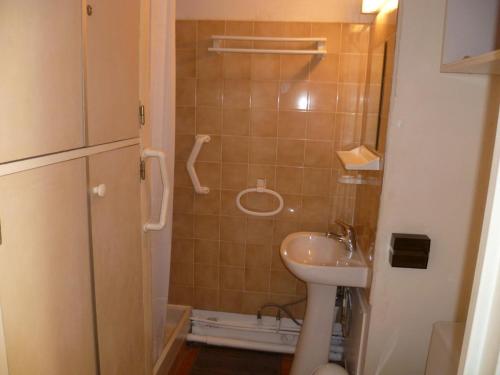 Koupelna v ubytování Appartement Cavalaire-sur-Mer, 2 pièces, 4 personnes - FR-1-226B-153