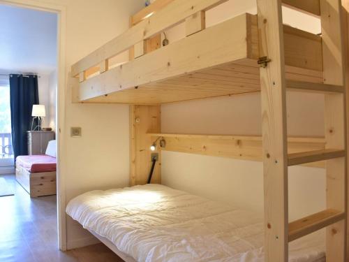 梅里貝勒的住宿－Appartement Méribel, 1 pièce, 4 personnes - FR-1-180-206，一间卧室配有两张双层床。