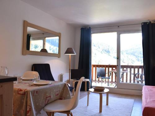un salon avec une table et des chaises et un balcon dans l'établissement Studio pour 4 personnes à Méribel - Centre avec balcon et parking privé - FR-1-180-206, à Méribel