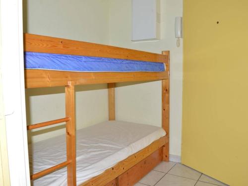 - deux lits superposés dans une petite chambre dans l'établissement Studio calme et central à Saint Aygulf, plage à 300m, marché provençal à pied, 3 couchages. - FR-1-226A-107, à Saint-Aygulf