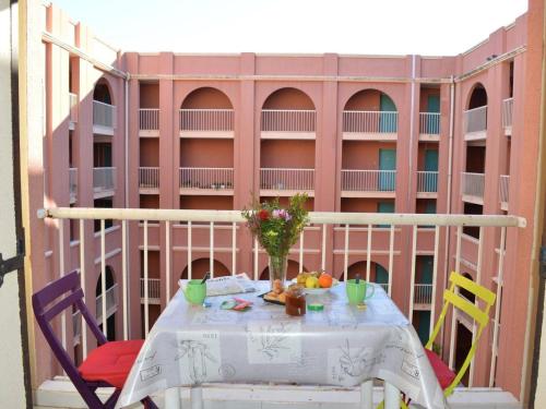 - un balcon avec une table et des chaises dans l'établissement Studio calme et central à Saint Aygulf, plage à 300m, marché provençal à pied, 3 couchages. - FR-1-226A-107, à Saint-Aygulf