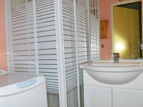 une salle de bain avec un lavabo et des toilettes dans l'établissement Studio calme et central à Saint Aygulf, plage à 300m, marché provençal à pied, 3 couchages. - FR-1-226A-107, à Saint-Aygulf