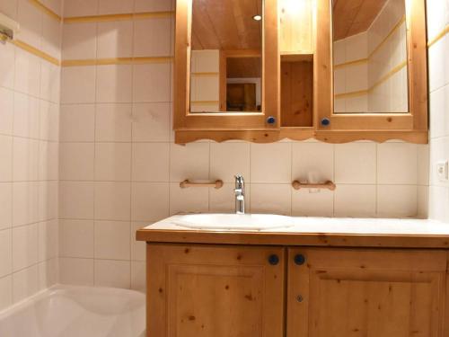 une salle de bain avec un lavabo et une baignoire dans l'établissement Appartement cosy avec piscine, 3 pièces pour 6 personnes à Méribel Village, proche des pistes - FR-1-180-201, à Méribel