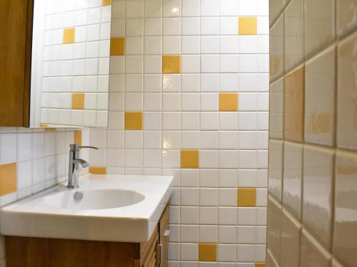 a bathroom with a sink and a mirror at Appartement Méribel, 2 pièces, 4 personnes - FR-1-180-207 in Méribel