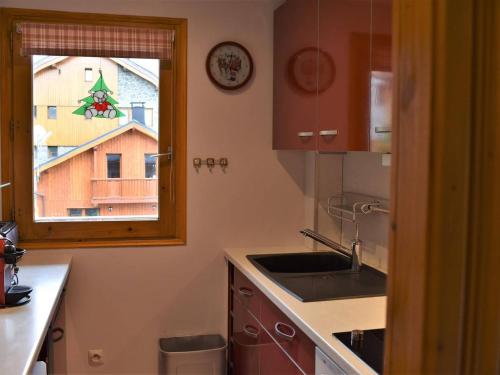 uma cozinha com um lavatório e uma janela em Appartement Méribel, 3 pièces, 7 personnes - FR-1-180-211 em Méribel