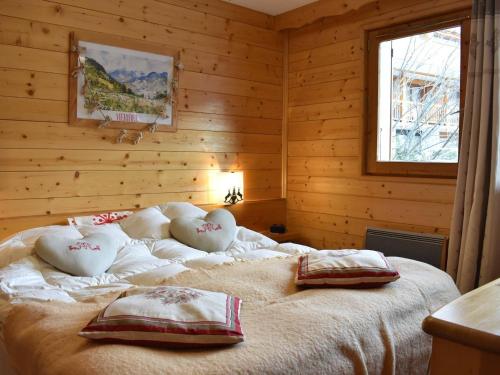 Un dormitorio con una cama con almohadas. en Appartement Méribel, 3 pièces, 7 personnes - FR-1-180-211 en Méribel