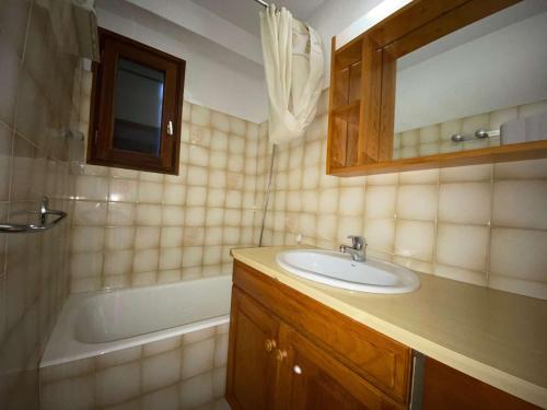 a bathroom with a sink and a bath tub at Appartement Le Grand-Bornand, 2 pièces, 6 personnes - FR-1-241-52 in Le Grand-Bornand