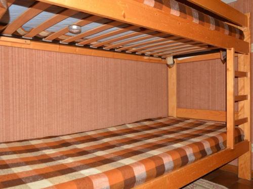ル・グラン・ボルナンにあるAppartement Le Grand-Bornand, 1 pièce, 4 personnes - FR-1-241-96の木製の二段ベッド(オレンジとブラウンのストライプ付)