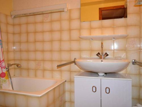 y baño con lavabo y bañera. en Appartement Le Grand-Bornand, 1 pièce, 4 personnes - FR-1-241-96, en Le Grand-Bornand