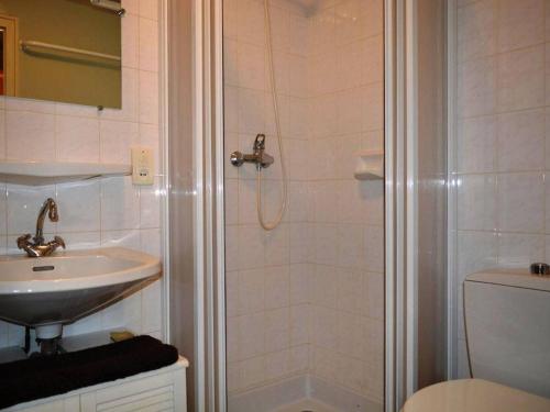 y baño con ducha y lavamanos. en Appartement Le Grand-Bornand, 1 pièce, 4 personnes - FR-1-241-116, en Le Grand-Bornand
