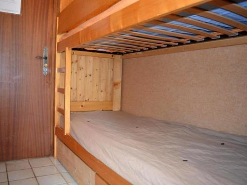 a bedroom with a bunk bed in a room at Appartement Le Grand-Bornand, 1 pièce, 4 personnes - FR-1-241-51 in Le Grand-Bornand