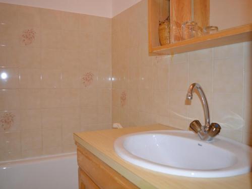 大博爾南的住宿－Appartement Le Grand-Bornand, 1 pièce, 4 personnes - FR-1-241-51，浴室配有盥洗盆和浴缸。