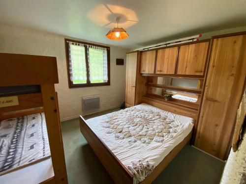 a bedroom with two bunk beds and a window at Appartement Le Grand-Bornand, 2 pièces, 6 personnes - FR-1-241-120 in Le Grand-Bornand