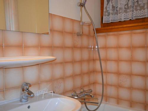 La salle de bains est pourvue d'un lavabo et d'une douche. dans l'établissement Appartement Le Grand-Bornand, 2 pièces, 6 personnes - FR-1-241-11, au Grand-Bornand