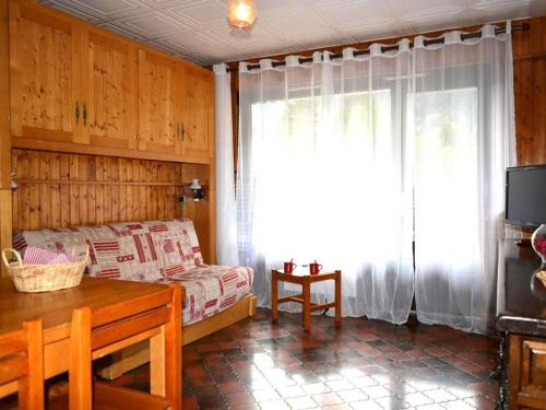 a living room with a couch and a window at Appartement Le Grand-Bornand, 1 pièce, 4 personnes - FR-1-241-126 in Le Grand-Bornand