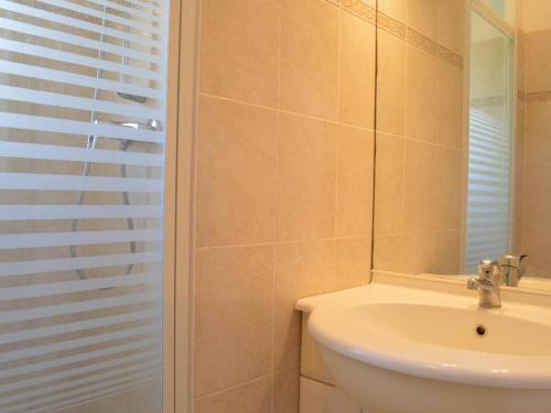 une salle de bain avec un lavabo et un miroir dans l'établissement Appartement 3 pièces avec terrasse, piscine, parking et navette plage à Sainte-Maxime - FR-1-226-189, à Sainte-Maxime