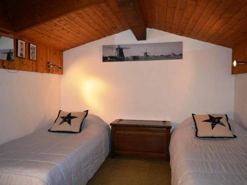 a bedroom with two twin beds in a room at Appartement Le Grand-Bornand, 2 pièces, 5 personnes - FR-1-241-101 in Le Grand-Bornand