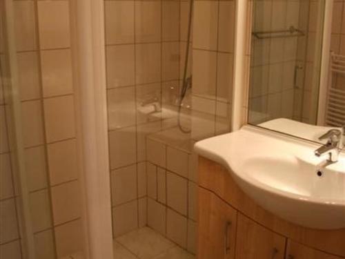 Photo de la galerie de l'établissement Appartement T3 lumineux avec piscines et terrasses, 6 couchages, proche sports et loisirs, Le Barcarès - FR-1-195-61, au Barcarès