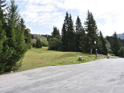 une route vide avec des arbres sur le côté d'un champ dans l'établissement Studio 2/4 pers, Accès Pistes et Piscine, Proche Commerces, Méribel - FR-1-180-297, à Méribel