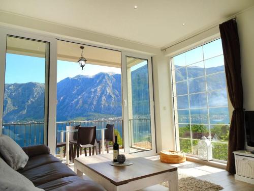プルチャニにあるBay of Kotor View Apartment with poolの山の景色が見えるリビングルーム