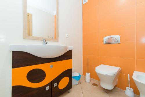 y baño con lavabo y aseo. en Casa Azevedo by ALGARTUR, en Conceição