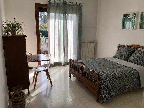 - une chambre avec un lit, une table et une fenêtre dans l'établissement Haut de maison entièrement rénové avec garage, à Carnoux-en-Provence