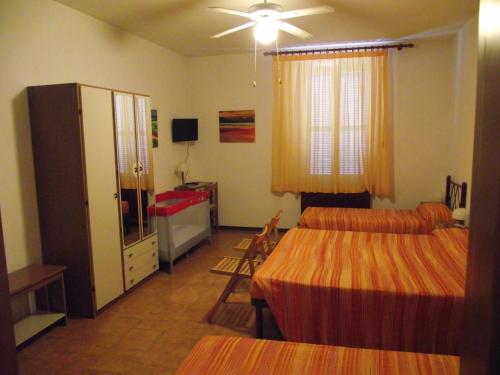 Posteľ alebo postele v izbe v ubytovaní Pensione Delfino Azzurro