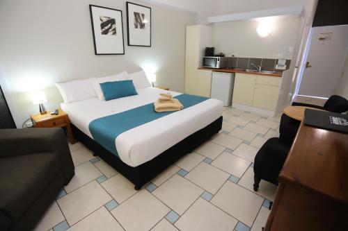 Un pat sau paturi într-o cameră la Kallangur Motel