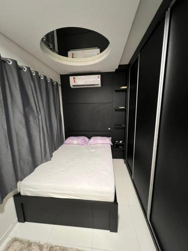een kleine slaapkamer met een bed in een kamer bij brisas da maré in Passo de Torres