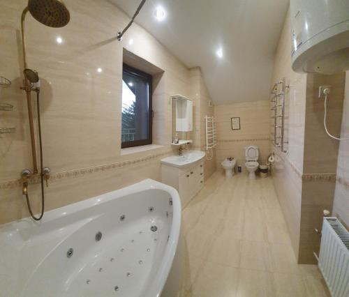 Ванна кімната в L-Khutir Cottage7