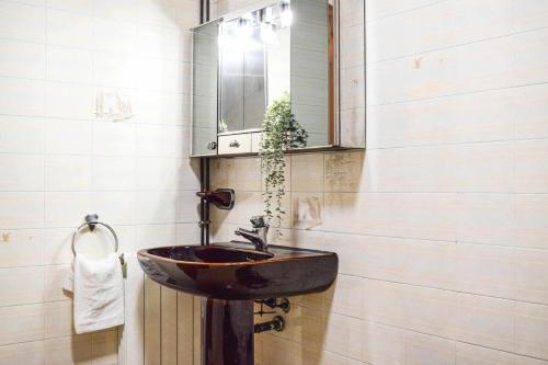 a bathroom with a sink and a mirror at Ca La Valls - Casa céntrica ideal para familias in Tortellá