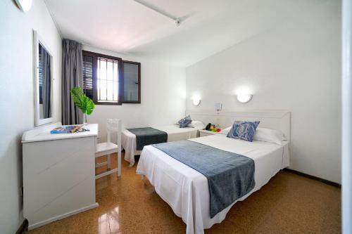 เตียงในห้องที่ Apartamentos Río Piedras