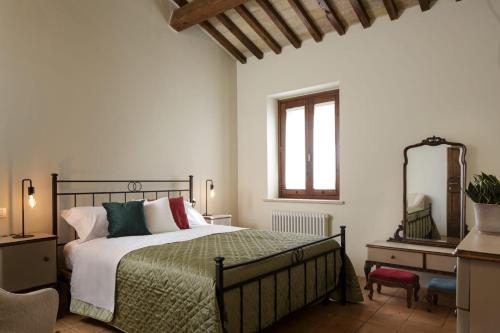 a bedroom with a large bed and a mirror at SeiPetali in Cannara