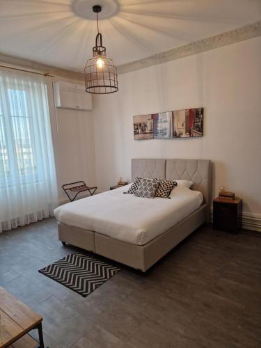 Кровать или кровати в номере Hipster suites - Chez Axelle -