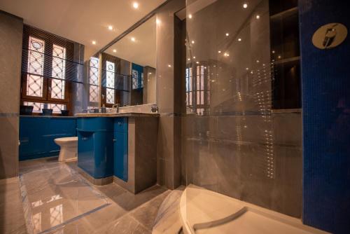 W łazience znajduje się przeszklony prysznic i toaleta. w obiekcie Anna Trevi 52 Luxury appartment w Rzymie