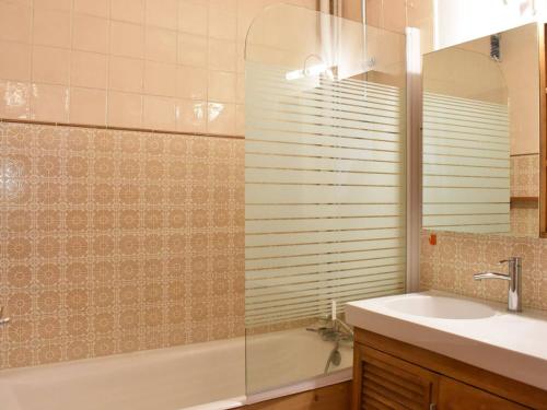 een badkamer met een bad, een wastafel en een douche bij Chalet Méribel, 5 pièces, 10 personnes - FR-1-180-188 in Méribel