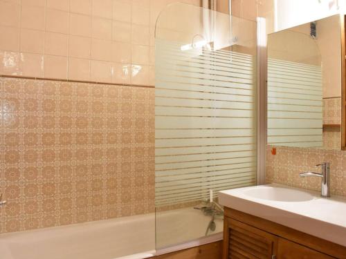 un bagno con vasca, lavandino e doccia di Chalet à Méribel: 5 pièces, 8-10 pers, proche remontées, pistes et commerces, parking inclus - FR-1-180-188 a Méribel