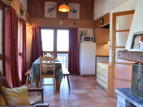 une cuisine avec une table et une salle à manger dans l'établissement Chalet à Méribel: 5 pièces, 8-10 pers, proche remontées, pistes et commerces, parking inclus - FR-1-180-188, à Méribel
