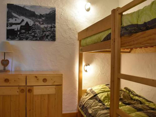 a bedroom with two bunk beds and a desk at Appartement cosy 8 pers. Méribel Centre, proche pistes, internet inclus - FR-1-180-184 in Méribel