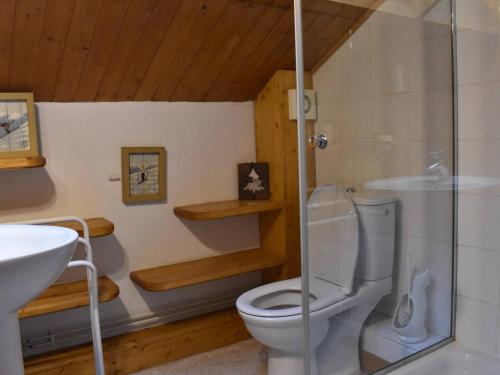 a bathroom with a toilet and a sink at Appartement cosy 8 pers. Méribel Centre, proche pistes, internet inclus - FR-1-180-184 in Méribel