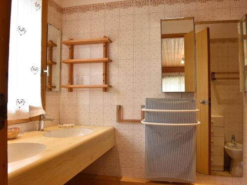 Appartement chaleureux 4 pièces, accès direct aux pistes, proche commerces et services, parking couvert - FR-1-180-178 photo 3