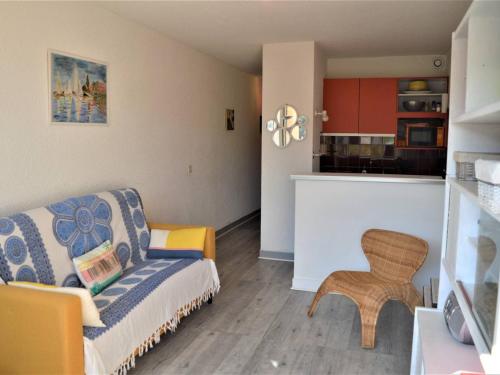 un salon avec un canapé et une cuisine dans l'établissement Studio Cabine avec Terrasse et Parking - Proche Centre et Plages à Cavalaire-sur-Mer - FR-1-226B-31, à Cavalaire-sur-Mer