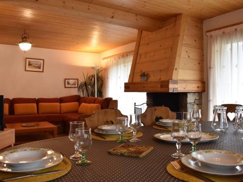 une salle à manger avec une table avec des assiettes et des verres à vin dans l'établissement Appartement chaleureux 4 pièces, accès direct aux pistes, proche commerces et services, parking couvert - FR-1-180-178, à Méribel